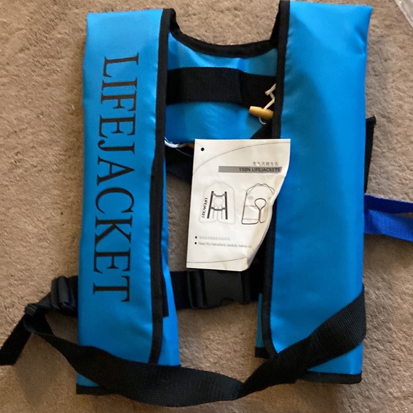 Life jacket. Never worn. New with tags. Manual inflatable jacket - Picture 4 of 13